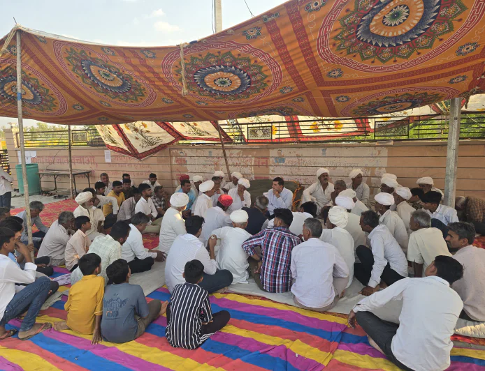 भोजासर में किसानों के अनिश्चितकालीन धरने में शामिल हुए विधायक हरीश चौधरी, न्यायसंगत मुआवजे की उठाई मांग