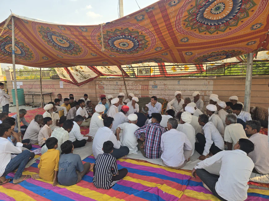 भोजासर में किसानों के अनिश्चितकालीन धरने में शामिल हुए विधायक हरीश चौधरी, न्यायसंगत मुआवजे की उठाई मांग